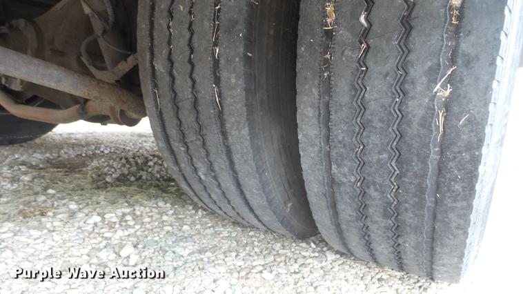 image for item ES9437 2006 GMC C5500 bus