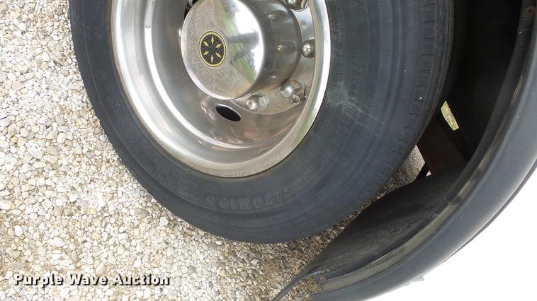 image for item ES9437 2006 GMC C5500 bus