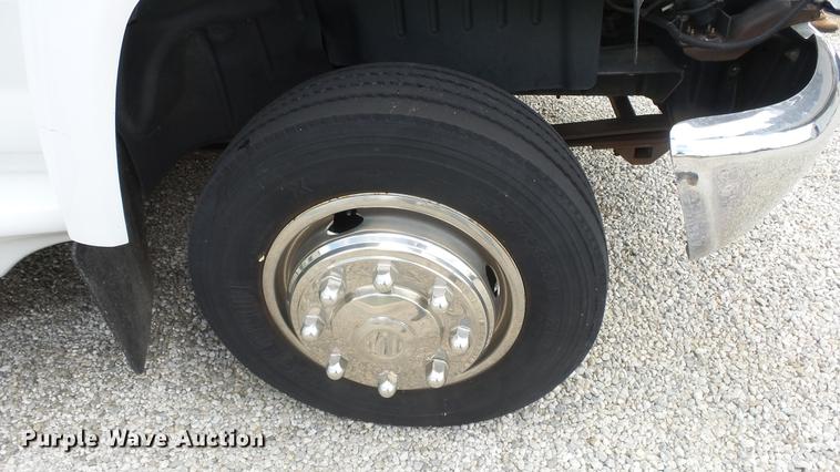 image for item ES9437 2006 GMC C5500 bus