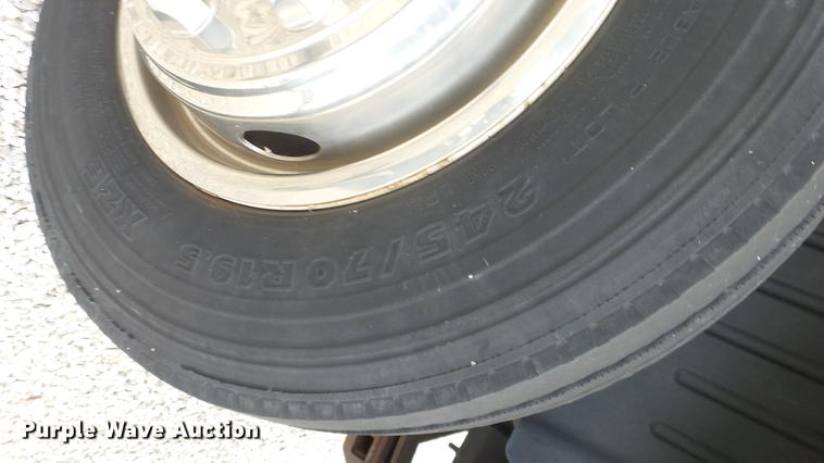 image for item ES9437 2006 GMC C5500 bus