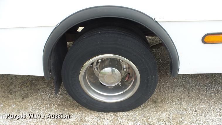 image for item ES9437 2006 GMC C5500 bus