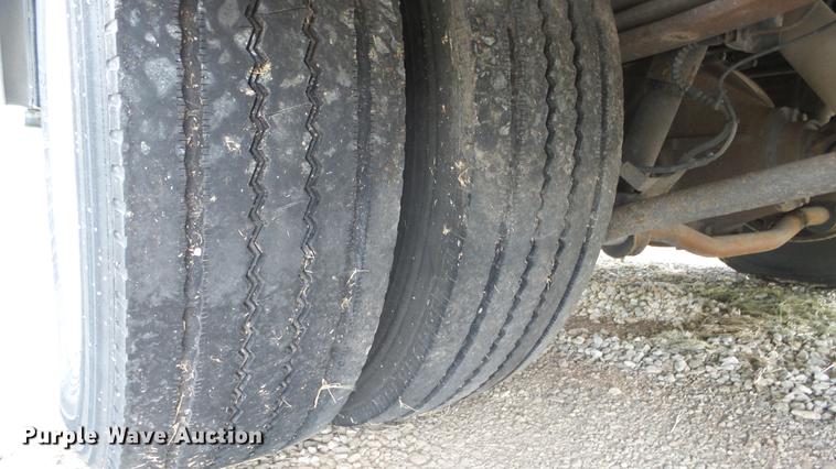 image for item ES9437 2006 GMC C5500 bus