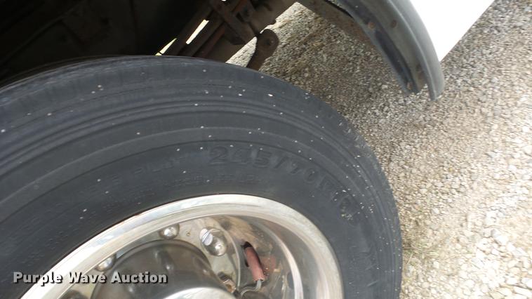 image for item ES9437 2006 GMC C5500 bus