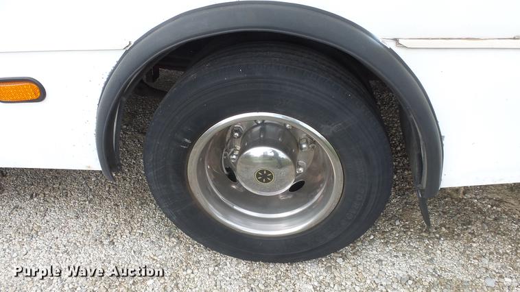 image for item ES9437 2006 GMC C5500 bus