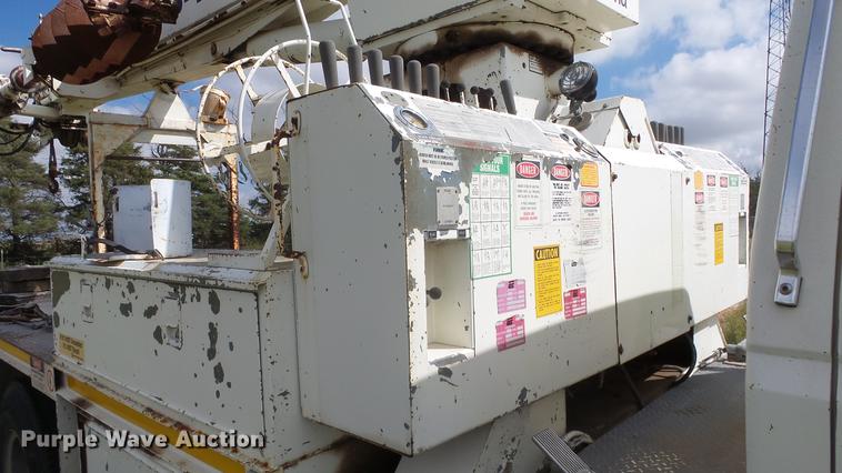 image for item ES9440 1991 Ford F800 digger derrick truck