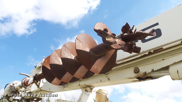 image for item ES9440 1991 Ford F800 digger derrick truck