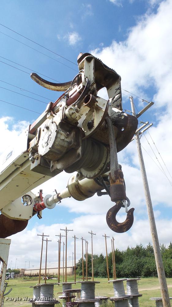 image for item ES9440 1991 Ford F800 digger derrick truck