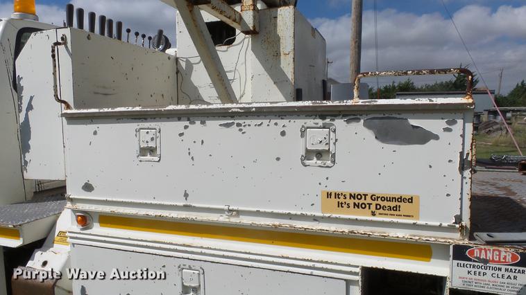 image for item ES9440 1991 Ford F800 digger derrick truck