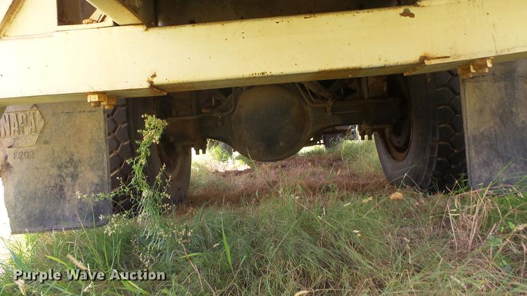 image for item ES9440 1991 Ford F800 digger derrick truck