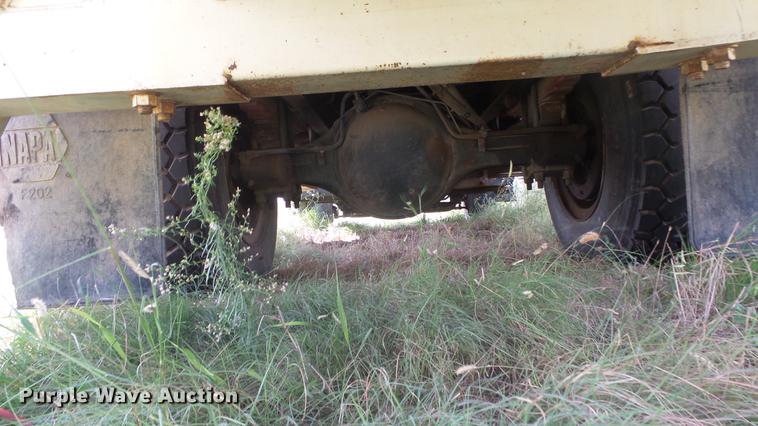 image for item ES9440 1991 Ford F800 digger derrick truck