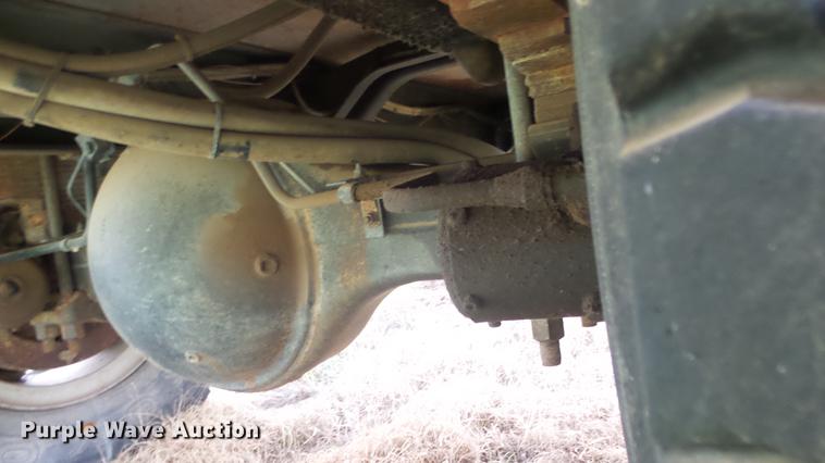 image for item ES9440 1991 Ford F800 digger derrick truck
