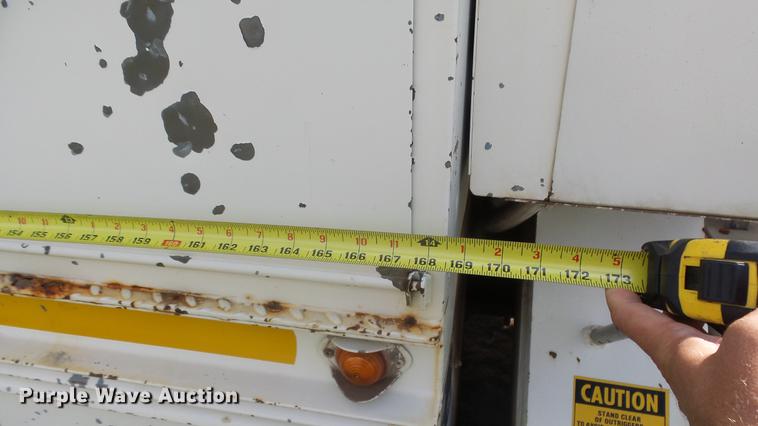 image for item ES9440 1991 Ford F800 digger derrick truck