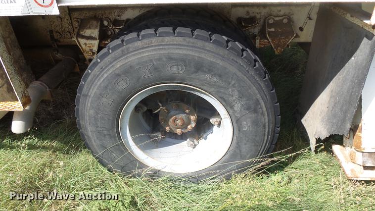 image for item ES9440 1991 Ford F800 digger derrick truck