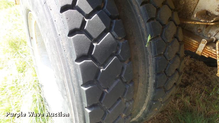 image for item ES9440 1991 Ford F800 digger derrick truck