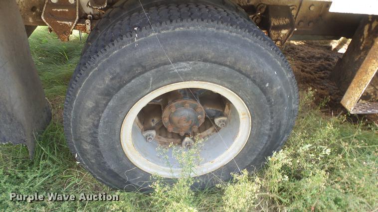 image for item ES9440 1991 Ford F800 digger derrick truck