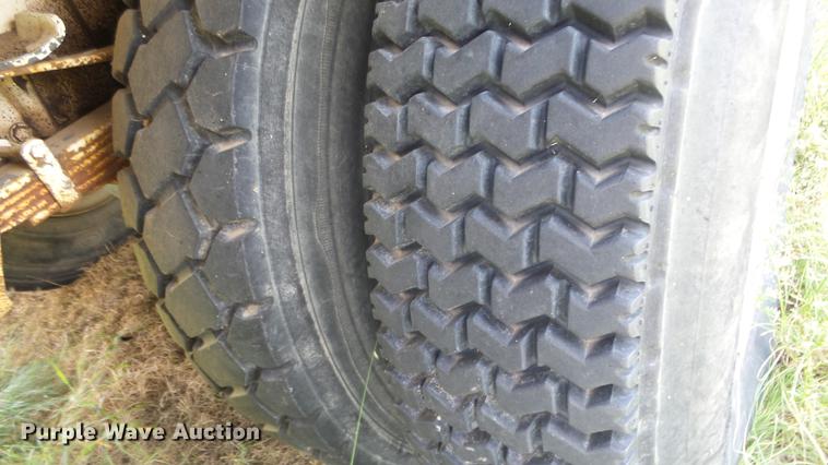 image for item ES9440 1991 Ford F800 digger derrick truck