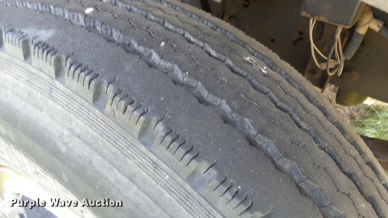 image for item ES9440 1991 Ford F800 digger derrick truck