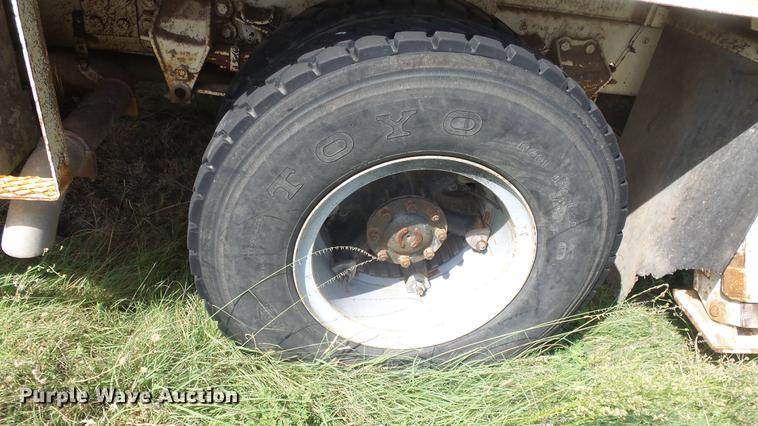 image for item ES9440 1991 Ford F800 digger derrick truck