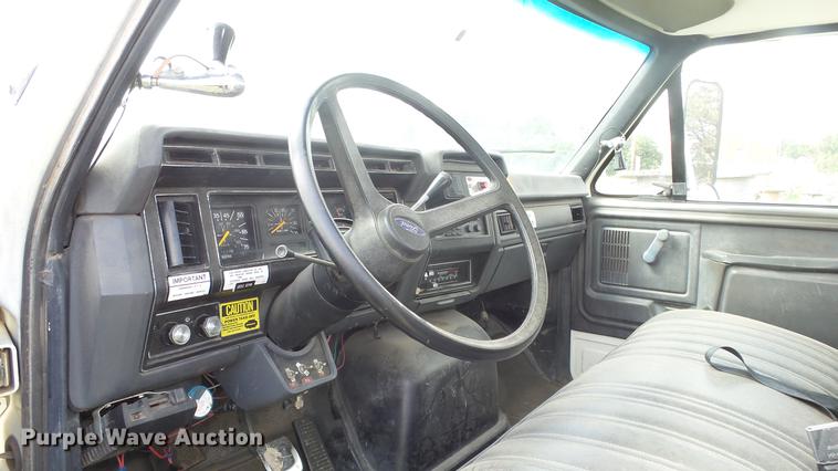 image for item ES9440 1991 Ford F800 digger derrick truck