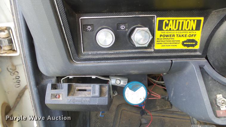 image for item ES9440 1991 Ford F800 digger derrick truck