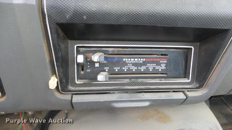 image for item ES9440 1991 Ford F800 digger derrick truck