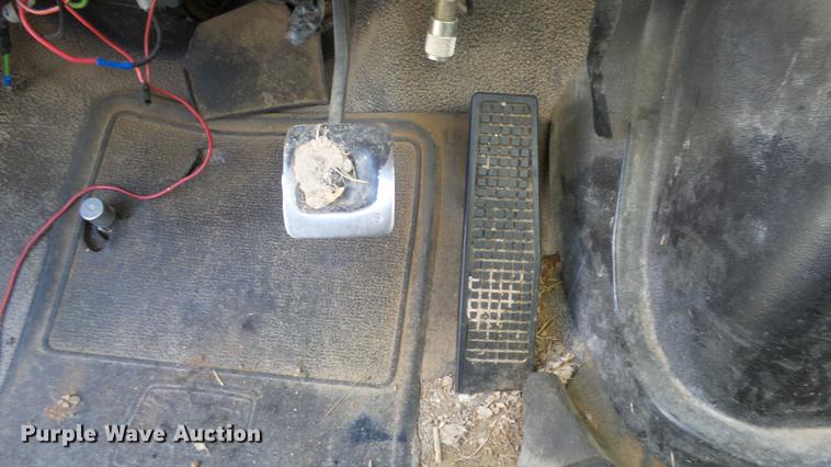 image for item ES9440 1991 Ford F800 digger derrick truck