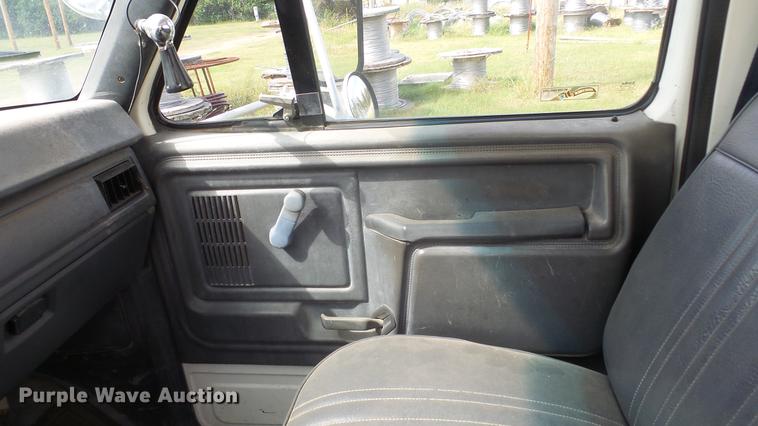 image for item ES9440 1991 Ford F800 digger derrick truck