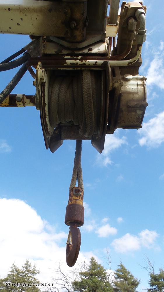 image for item ES9440 1991 Ford F800 digger derrick truck