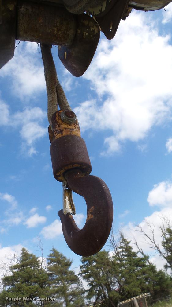 image for item ES9440 1991 Ford F800 digger derrick truck