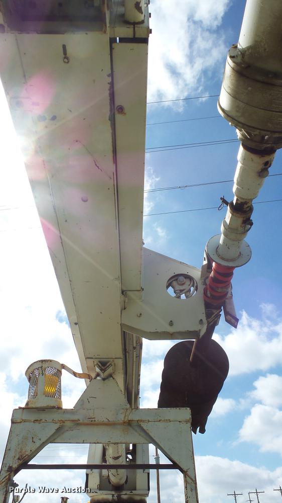 image for item ES9440 1991 Ford F800 digger derrick truck