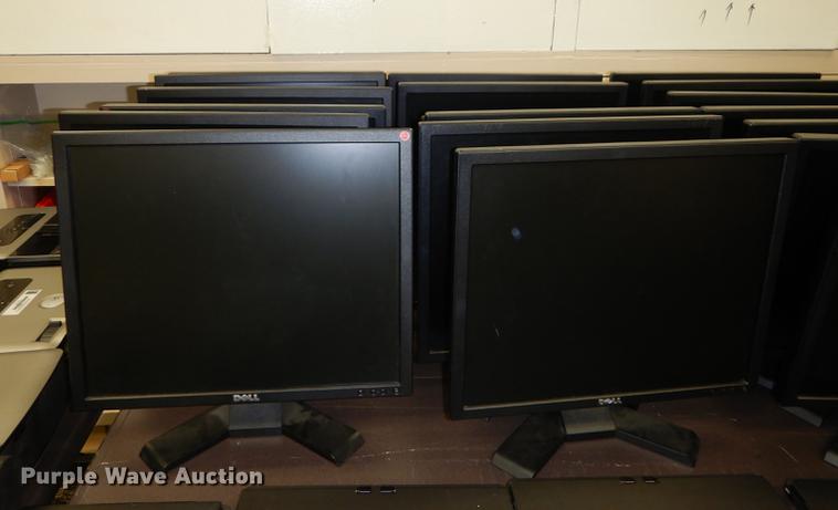 image for item FC9368 (26) Dell VGA monitors