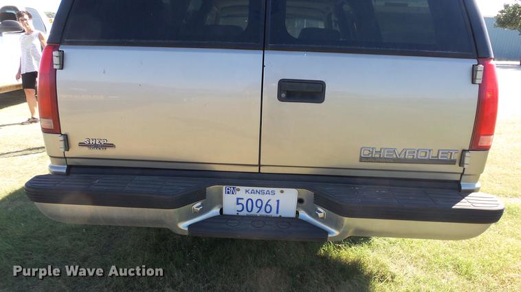 image for item FO9054 1999 Chevrolet Suburban C1500 SUV