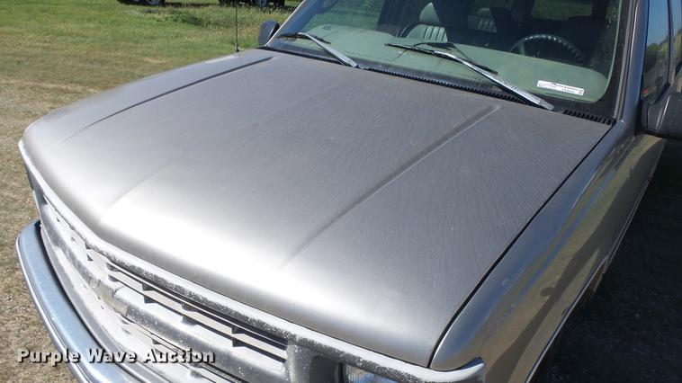 image for item FO9054 1999 Chevrolet Suburban C1500 SUV