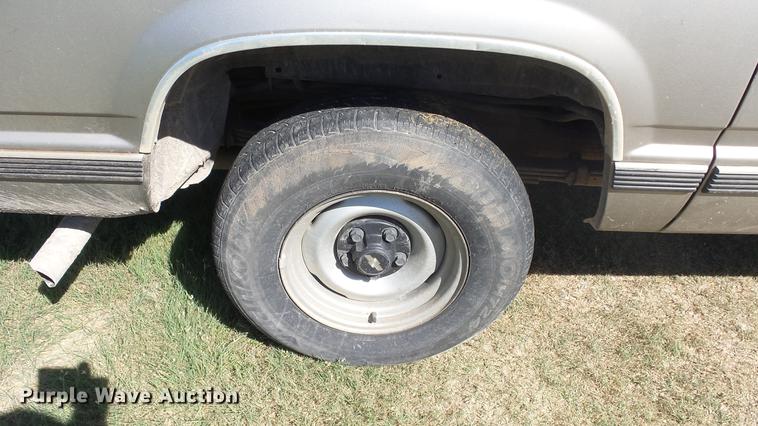 image for item FO9054 1999 Chevrolet Suburban C1500 SUV