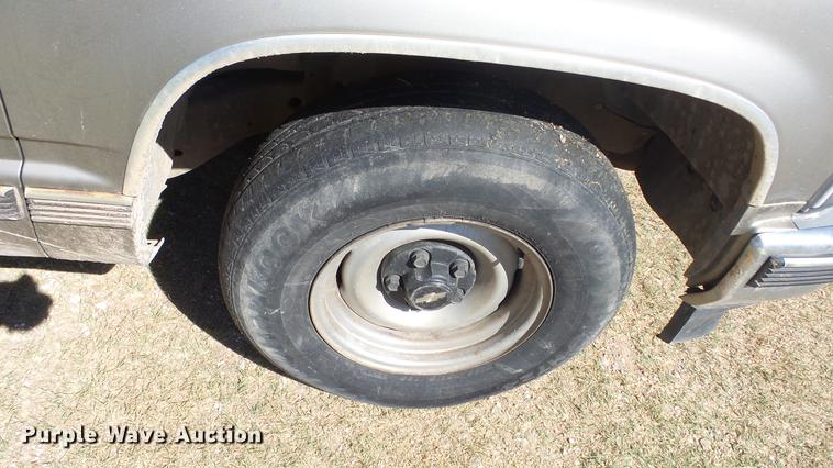 image for item FO9054 1999 Chevrolet Suburban C1500 SUV