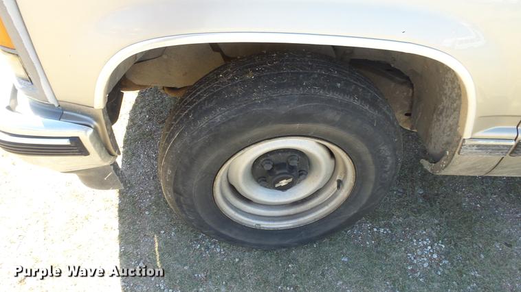 image for item FO9054 1999 Chevrolet Suburban C1500 SUV