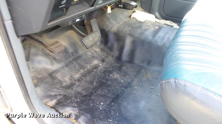 image for item FO9057 1991 Chevrolet 3500 box truck