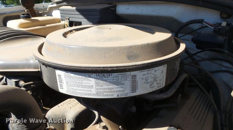 image for item FO9057 1991 Chevrolet 3500 box truck