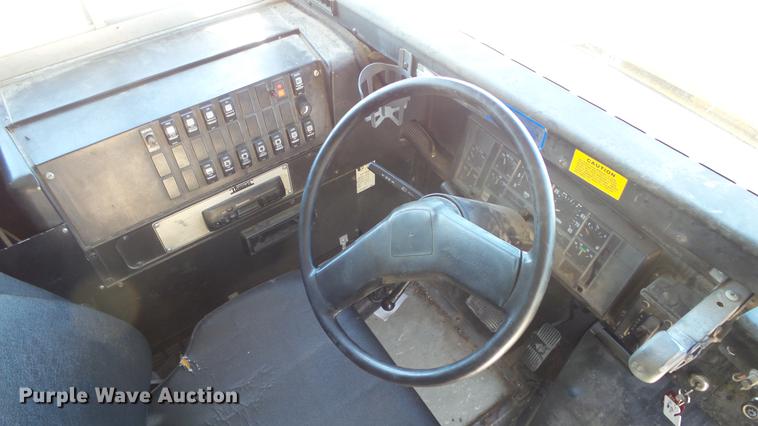 image for item FO9058 1999 International 3800 school bus
