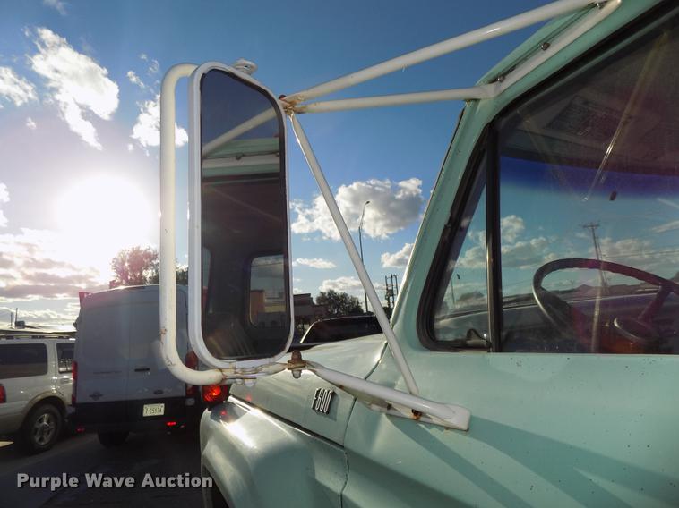 image for item DB8561 1977 Ford F600 rollback truck