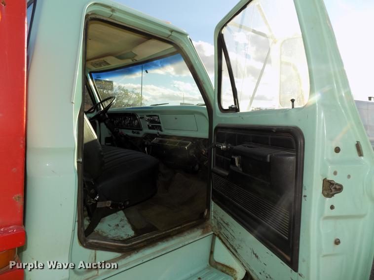 image for item DB8561 1977 Ford F600 rollback truck