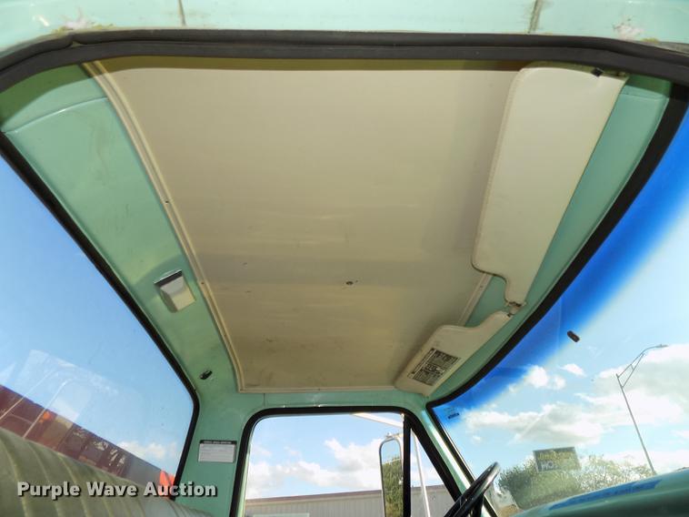 image for item DB8561 1977 Ford F600 rollback truck