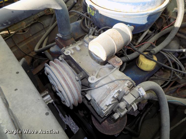 image for item DB8561 1977 Ford F600 rollback truck