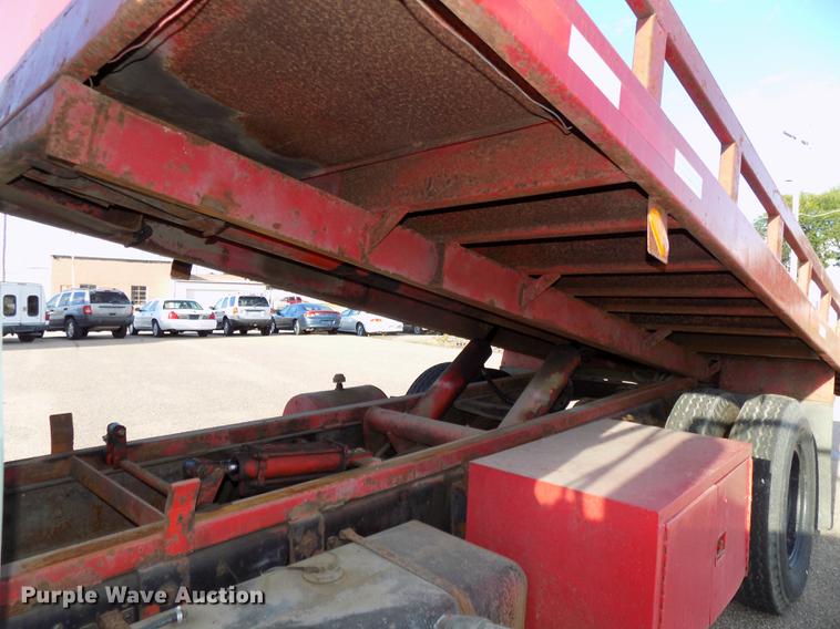 image for item DB8561 1977 Ford F600 rollback truck