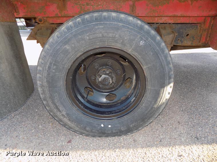 image for item DB8561 1977 Ford F600 rollback truck