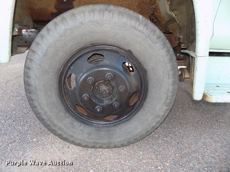 image for item DB8561 1977 Ford F600 rollback truck