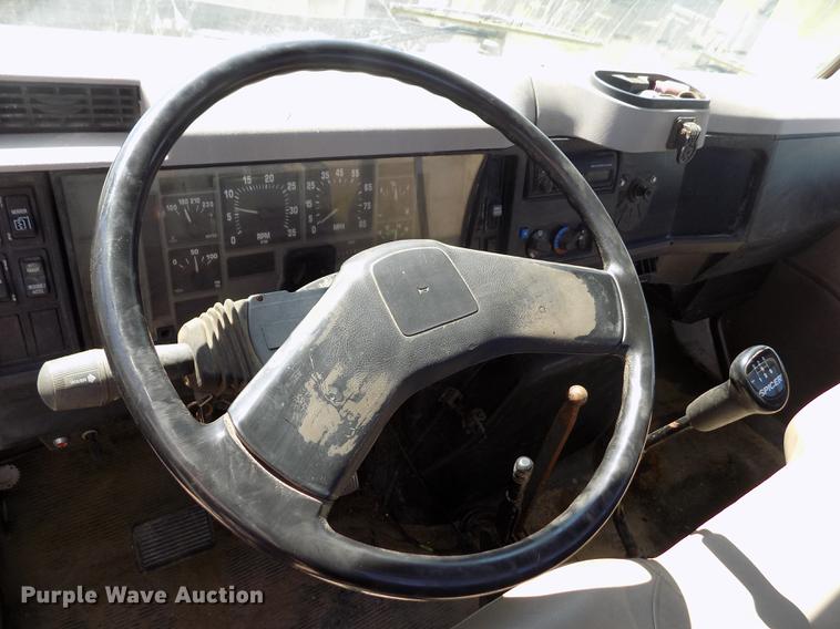 image for item DB9113 1999 International 4700 truck cab and chassis