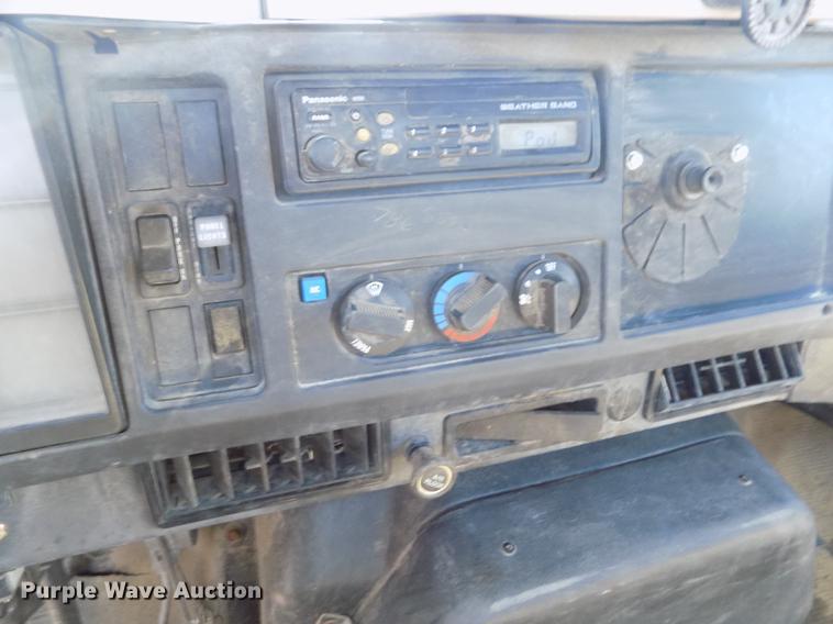 image for item DB9113 1999 International 4700 truck cab and chassis