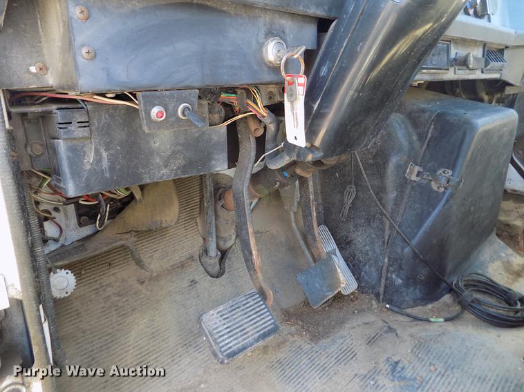 image for item DB9113 1999 International 4700 truck cab and chassis