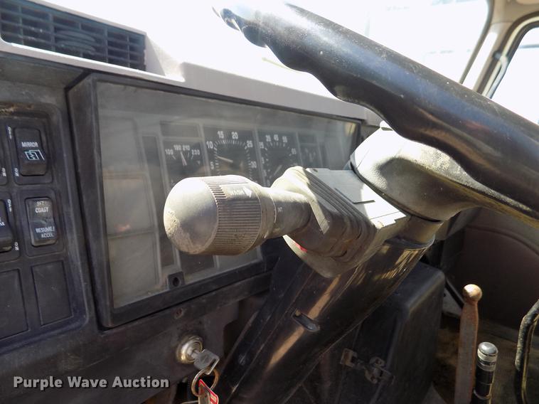 image for item DB9113 1999 International 4700 truck cab and chassis